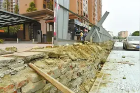 成都一小区与新修道路预留出入口错位 车辆没法进出图片