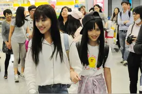 2代“4000年美女”同框 ！鞠婧祎、费沁源深夜返沪 获大批粉丝接机人气旺图片