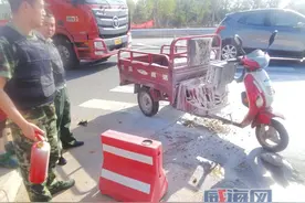 三轮摩托车突起火 路人和路过民警纷纷伸出援手图片