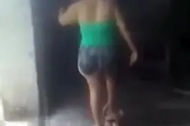 危地马拉一母亲被曝虐待儿子 用脚踩其胸口图片