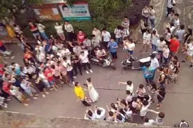 我的天呐！大学女老师穿婚纱向男学生求婚，男子在众人围观下竟然...图片