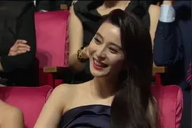 冯小刚当众调侃范冰冰，范冰冰指着冯小刚，观众全笑了视频封面