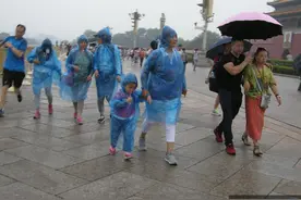 北京突降雷阵雨，游人猝不及防忙躲避图片