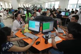 中招评卷现场直击：试卷被"切割" 一个老师评一块儿图片