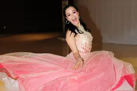 人来疯！钟丽缇遇跟拍心情大好，提裙起舞活泼可爱尽显童真图片