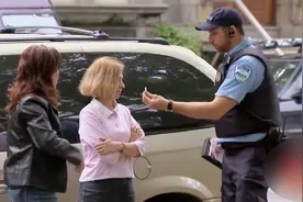 恶搞之警察竟用硬币发决定罚单，会错意的路人让人爆笑视频封面