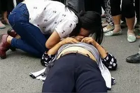 陌生女孩人工呼吸 救人后悄然离去图片