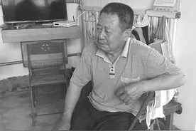阜城县69岁老汉携幼孙艰难度日 孩子没穿过新衣图片