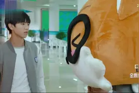 王源穿着小熊小凯不知道他是谁，王源：当然是我啦，帅哥班小松