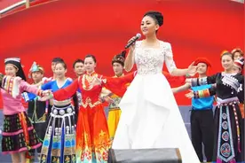 阿鲁阿卓歌声献礼建党95周年慰问演出图片