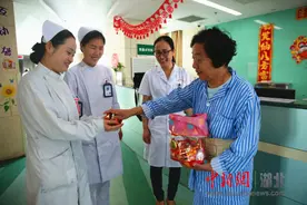因手术缺席孙子婚礼 护士视频连线婚礼现场图片