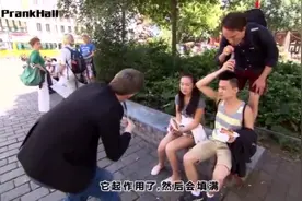国外恶搞：街头魔术整蛊男子用ipad隔空吸光路人手中饮料！视频封面