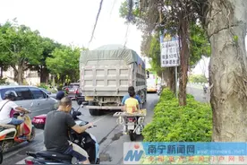 泥头车高峰期闯“禁区”交警设卡共查获9辆泥头车图片
