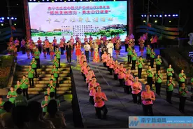 民歌湖畔千人齐跳广场舞 庆祝建党95周年图片