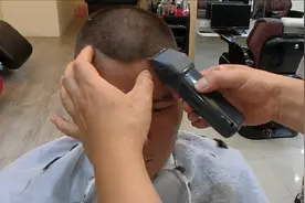 卡尺头发型前额轮廓修剪法、这样剪修正前额发际线及高度更显精神视频封面