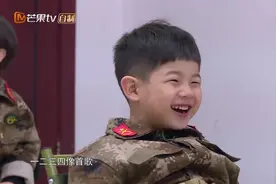 安吉超低音演唱军哥，小鱼儿化身指挥家来指挥，教官要被整崩溃了视频封面