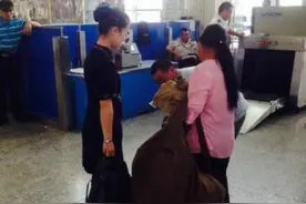 库尔勒机场：助旅客顺利出行 解燃眉之急图片
