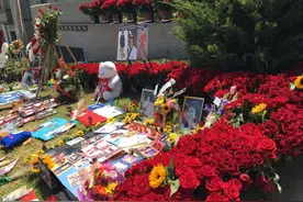 王杰克逊抵森林墓地 纪念日追思迈克尔·杰克逊图片