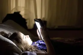 将iPhone的亮度调到更低！晚上玩手机必看哦！图片