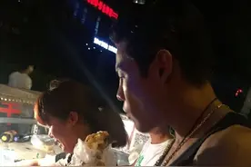 黑少主向佐下基层 半夜带金链子买烤冷面图片