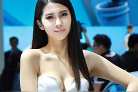 女神车模钟鹿纯 紧身毛衣勾勒半球 广州车展豪车图片