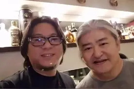 高晓松和刘欢一起看球合影：这球没法看了！碎觉~图片