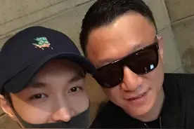 孙红雷张艺兴“红兴cp”聚首韩国！看到帅雷雷墨镜后小眼睛了吗图片