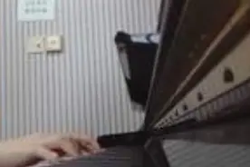 这首歌让我想起了初恋，每听一次，眼泪都不停的留下来