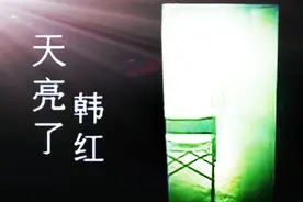 某一年意外，两岁半的孩子失去了双亲，韩红收养他并唱了这首歌！图片