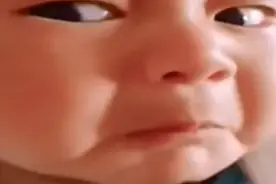 月子里宝宝这样的表情好萌，是要哭吗？图片