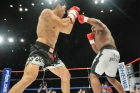 中国2米巨人一拳打晕美国肌肉怪兽，惊悚场面堪比古罗马斗兽场图片