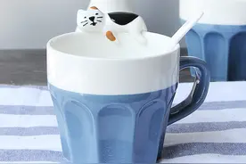 用马克杯品香醇咖啡图片