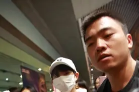见惯了大世面！王源口罩遮面现身机场 遭众女粉围堵一脸淡定图片