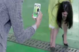 美女鞋跟不慎卡住，帅小伙拿起手机录像取笑她，最后的行为很绅士视频封面