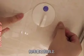 粘在墙上的强力胶怎么也撕不干净，另人抓狂，教你一招轻松搞定