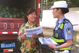 整治南河路占道经营瓜果商贩图片