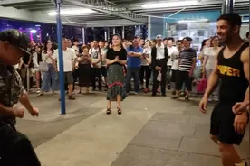 街头艺人美女歌手小红献唱《小苹果》引得大爷老外共舞，嗨翻全场视频封面