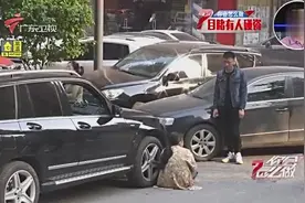 小伙子路遇碰瓷大妈深深被套路，路人大姐看不下去帮忙作证！视频封面