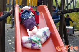 实验告诉你：带绳的连帽衫容易给儿童带来致命伤害图片