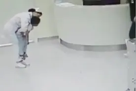 小孩子被葡萄卡在卡住喉咙，护士采用哈姆立克急救法解除危机，一定看完这个视频，最后有教学视频！点赞让更多人看到！视频封面