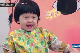 波妞一大早吃早餐和爸爸修杰楷玩耍巨开心，果然是修三岁，超可爱