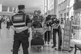 昨天起所有旅客进机场航站楼前要先进行防爆检测图片