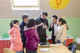 青岛小学生烹饪课做出酱油饭图片