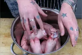 炖猪蹄不用高压锅！大厨教你，只需锅里加点它，快速煮烂还入味！