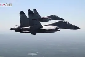 海军航空兵多型战机频繁起降 原来是为了这件事……视频封面
