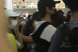 [TFBOYS][分享]160702 王俊凯机场帮粉丝捡手机 目测身高178图片