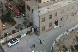 关注今天下午商洛嘉园国际18号楼浓烟滚滚！一老头坐飘窗边被困！图片