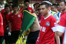 国安死忠赛前"埋雷" 误入主队球迷阵营惨遭扒衣图片