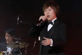 ROCK！五月天演唱会超时演出返场3次 阿信以数钱手势谢幕图片