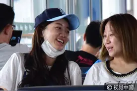 于莎莎着背带裤现身机场好活力 素颜与助理热聊不顾形象前仰后合图片